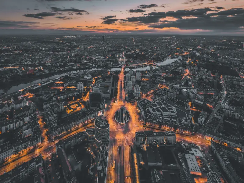Panorama Wrocławia z rozświetlonymi ulicami o zmierzchu