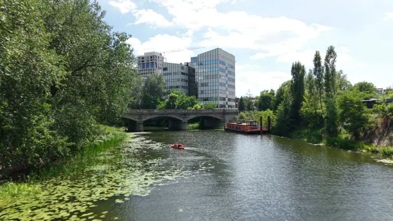 Kadr z filmu Upper House we Wrocławiu