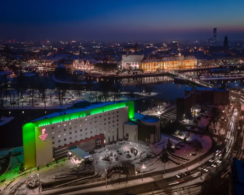 Park Plaza nad Odrą i panorama Wrocławia