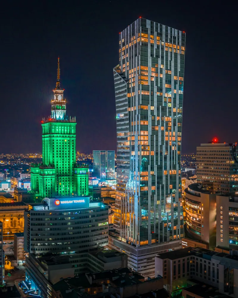 Złota 44 na tle centrum Warszawy