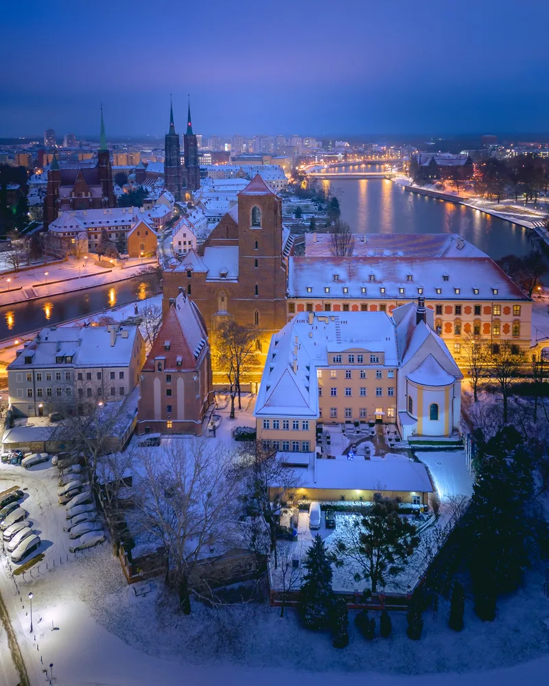 Kolorowe budynki Wrocławia w zimowej scenerii