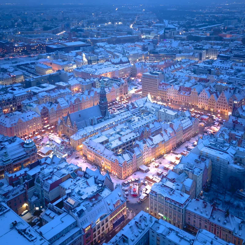 Zimowa panorama Wrocławia o niebieskiej godzinie