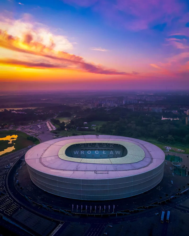 Stadion we Wrocławiu na tle barwnego zachodu