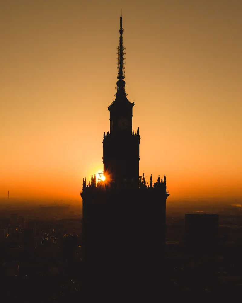 Sylwetka Pałacu Kultury na tle porannego nieba