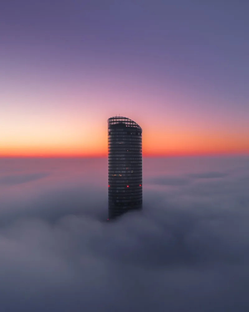 Sky Tower ponad mgłą o zachodzie słońca