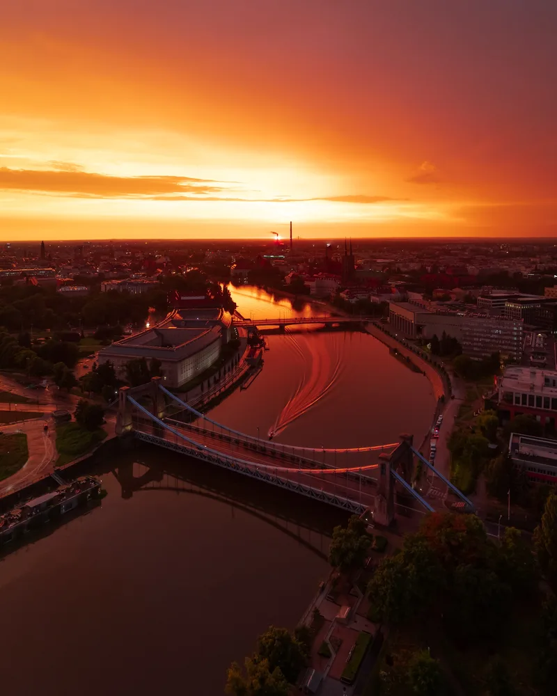 Rzeka i zabudowa Wrocławia w wieczornym świetle