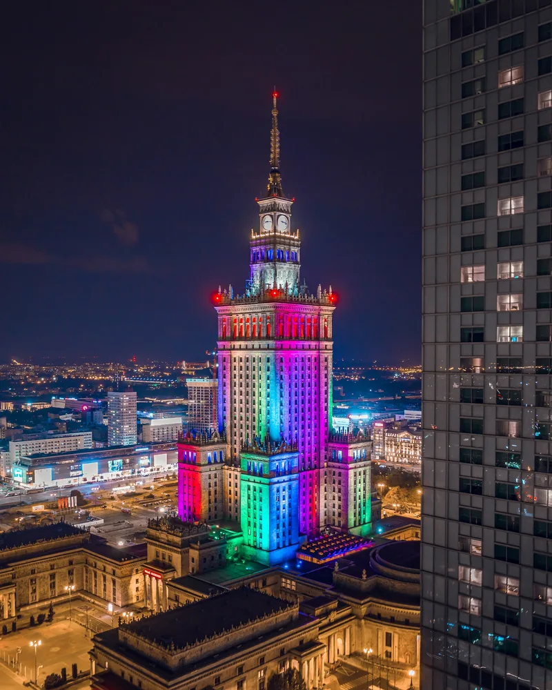 Barwnie oświetlony Pałac Kultury i Nauki nocą