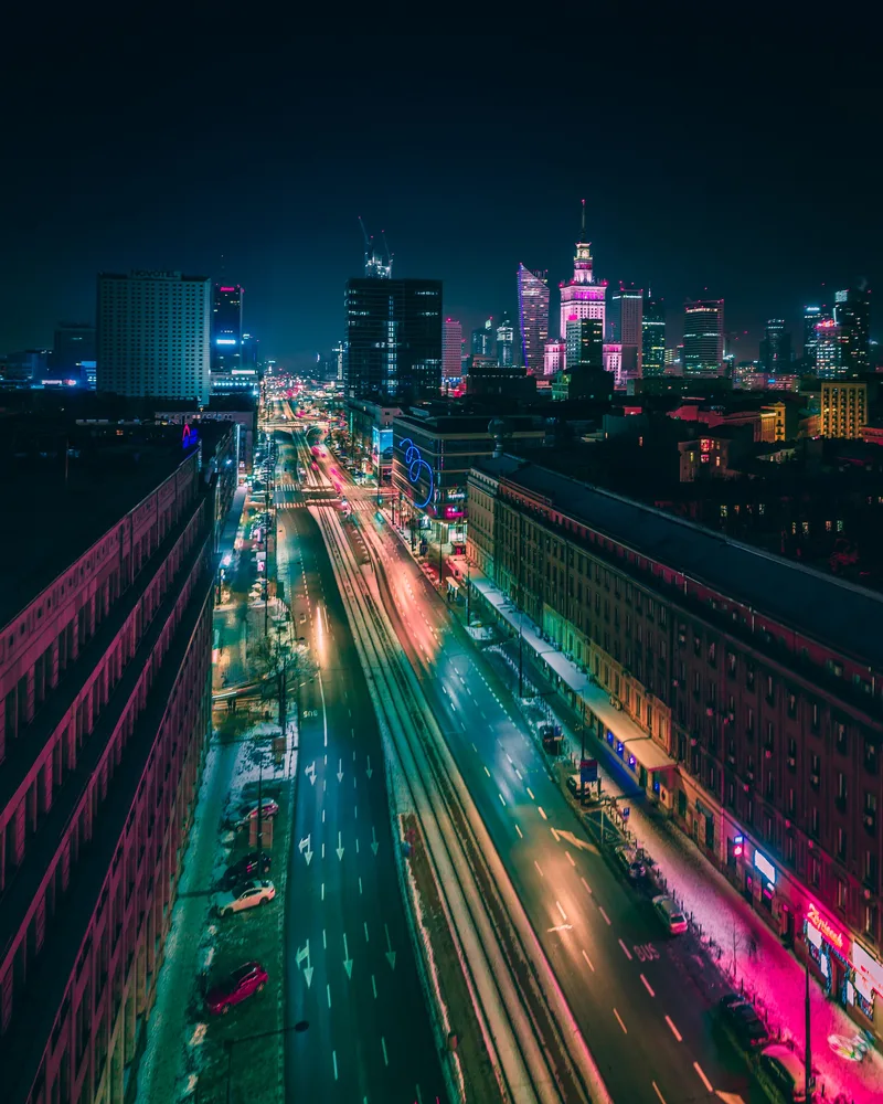Ślady świateł samochodów na nocnych ulicach