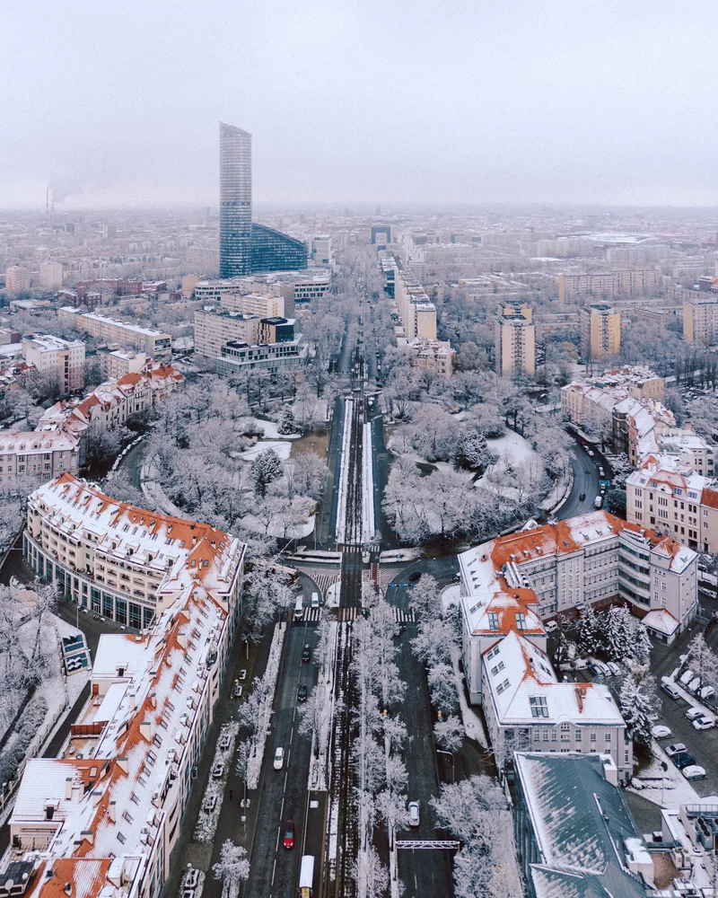 Ośnieżony Wrocław z wieżowcem w oddali