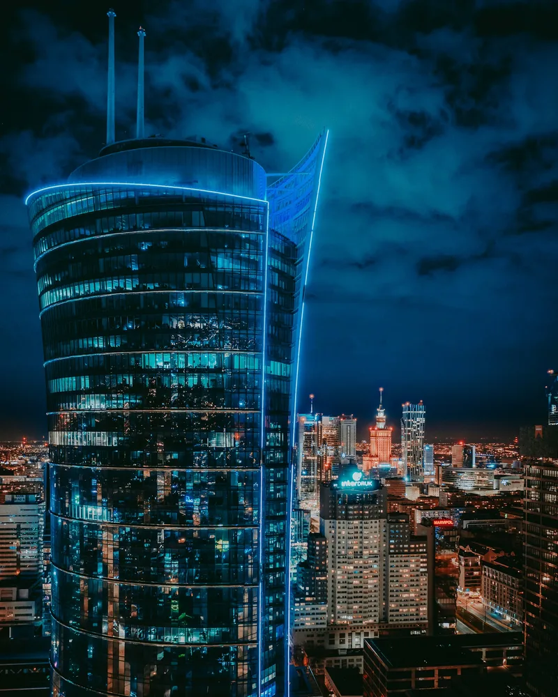 Nowoczesny wieżowiec w niebieskim nocnym świetle