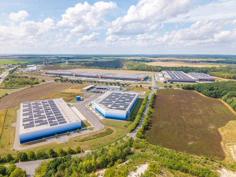 Instalacja energetyczna i jej otoczenie z drona — kadr 1