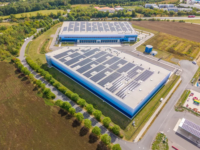 Instalacja energetyczna i jej otoczenie z drona — kadr 2