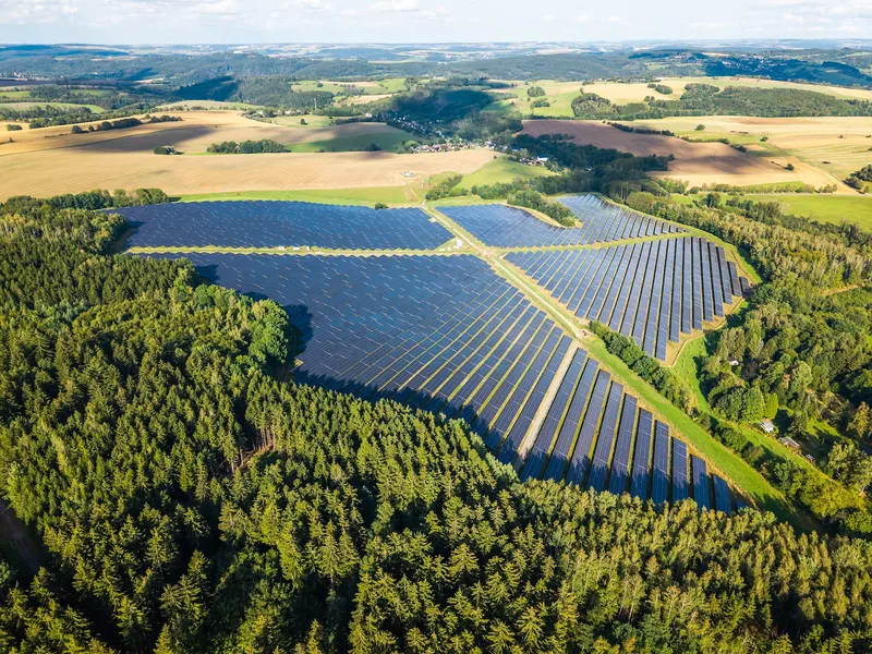Instalacja energetyczna i jej otoczenie z drona — kadr 3