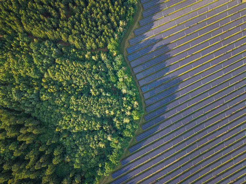 Instalacja energetyczna i jej otoczenie z drona — kadr 4