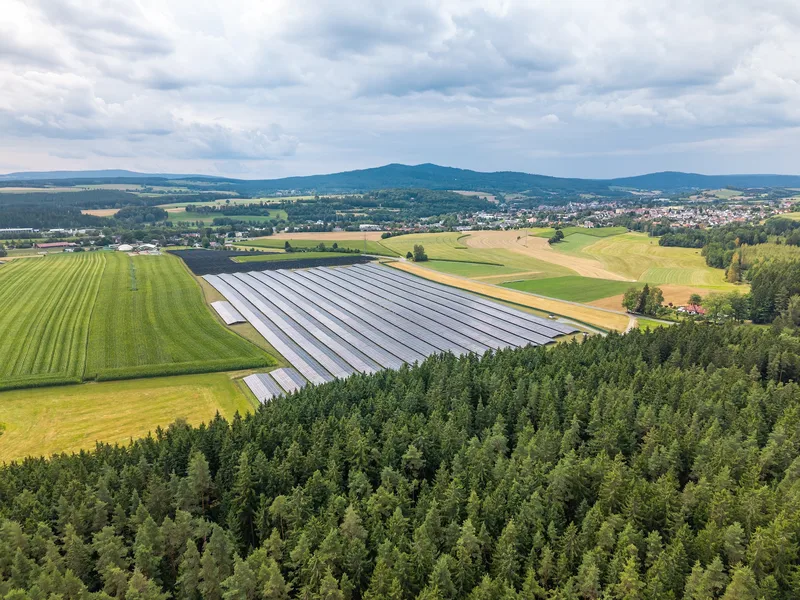 Instalacja energetyczna i jej otoczenie z drona — kadr 5