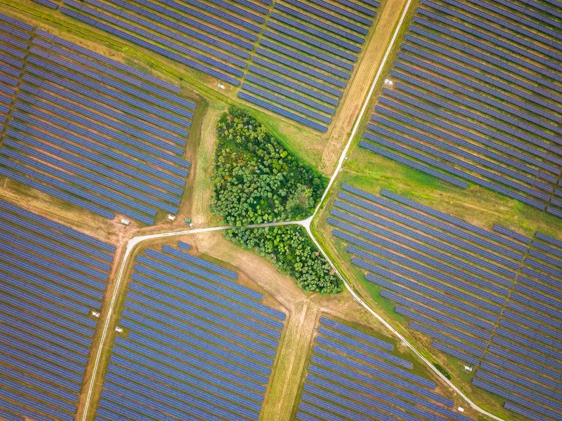 Instalacja energetyczna i jej otoczenie z drona — kadr 6