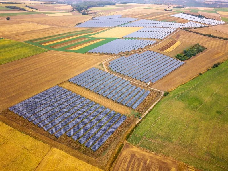 Instalacja energetyczna i jej otoczenie z drona — kadr 7