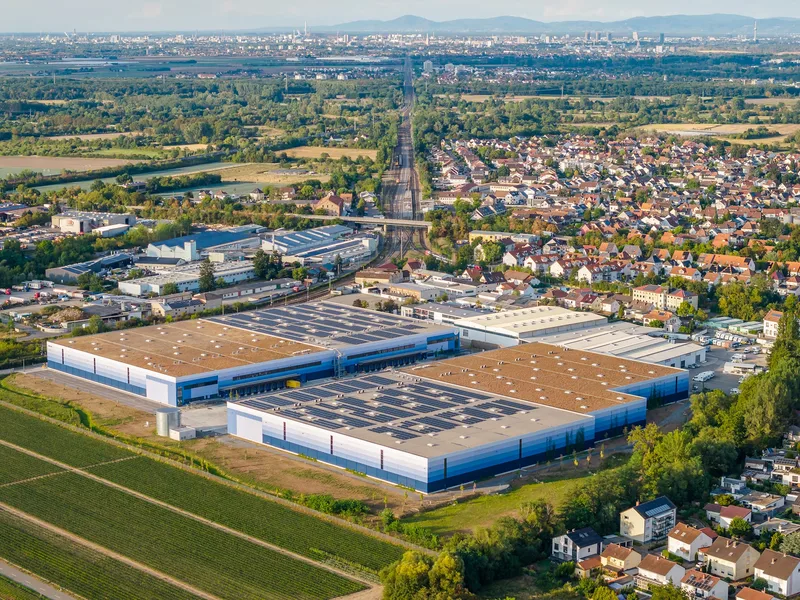 Instalacja energetyczna i jej otoczenie z drona — kadr 8