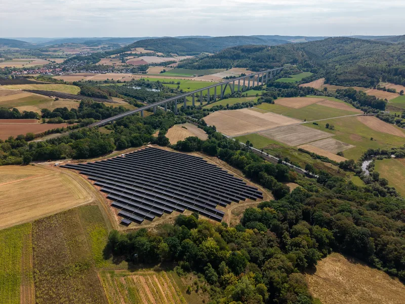 Instalacja energetyczna i jej otoczenie z drona — kadr 10
