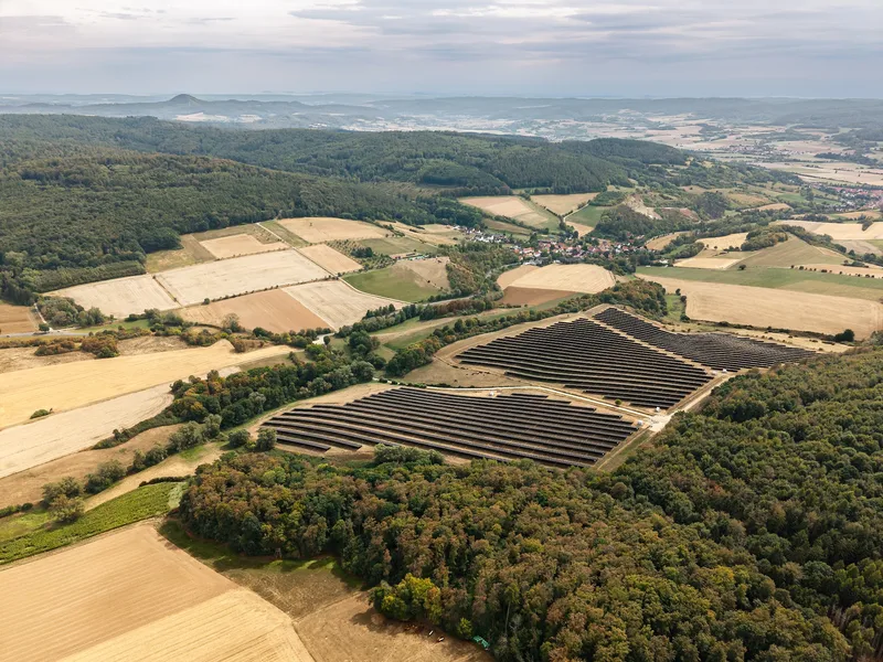 Instalacja energetyczna i jej otoczenie z drona — kadr 11