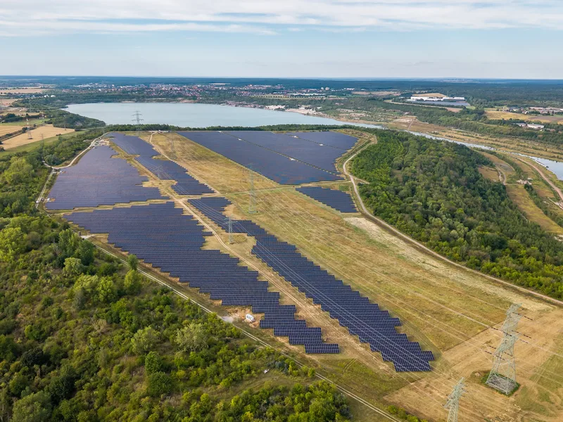Instalacja energetyczna i jej otoczenie z drona — kadr 12