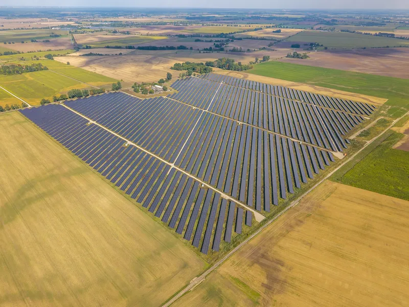 Instalacja energetyczna i jej otoczenie z drona — kadr 13