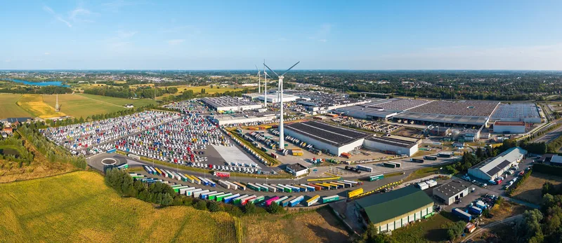 Instalacja energetyczna i jej otoczenie z drona — kadr 14