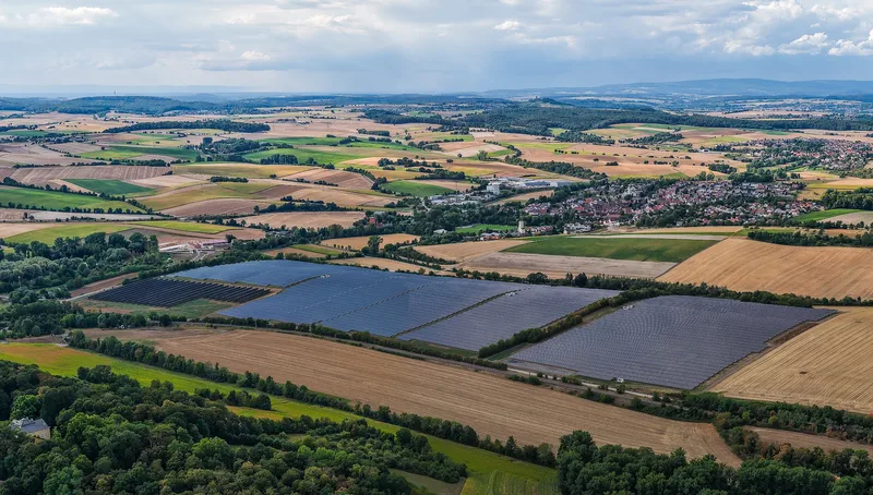 Instalacja energetyczna i jej otoczenie z drona — kadr 15