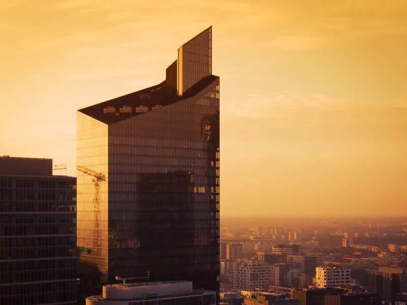 Wieżowiec Skyliner w panoramie Warszawy — kadr 1