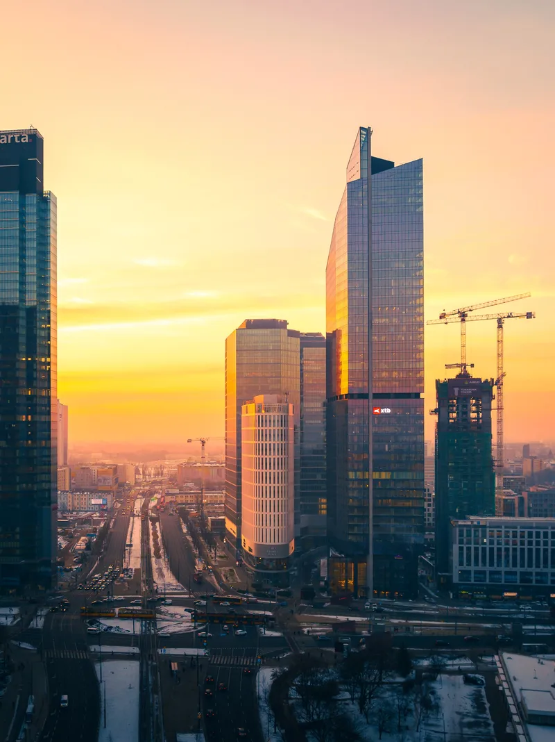 Wieżowiec Skyliner w panoramie Warszawy — kadr 4