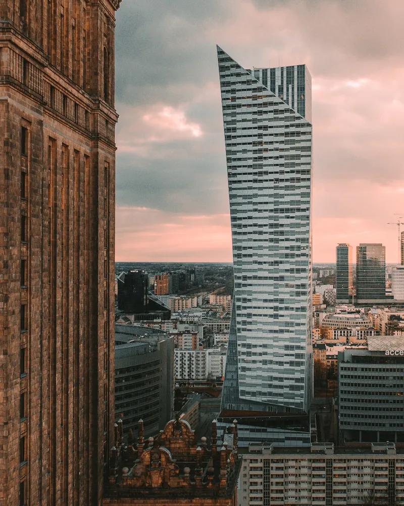 Złota 44 na tle centrum Warszawy — kadr 2