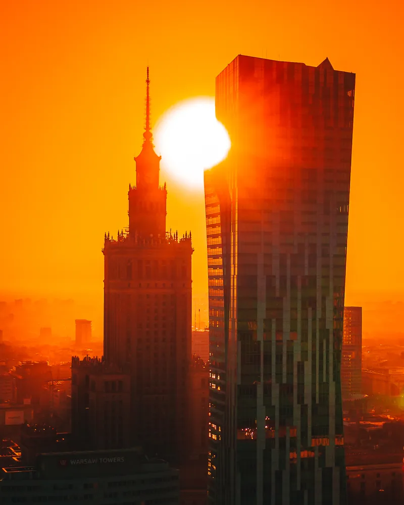 Złota 44 na tle centrum Warszawy — kadr 7