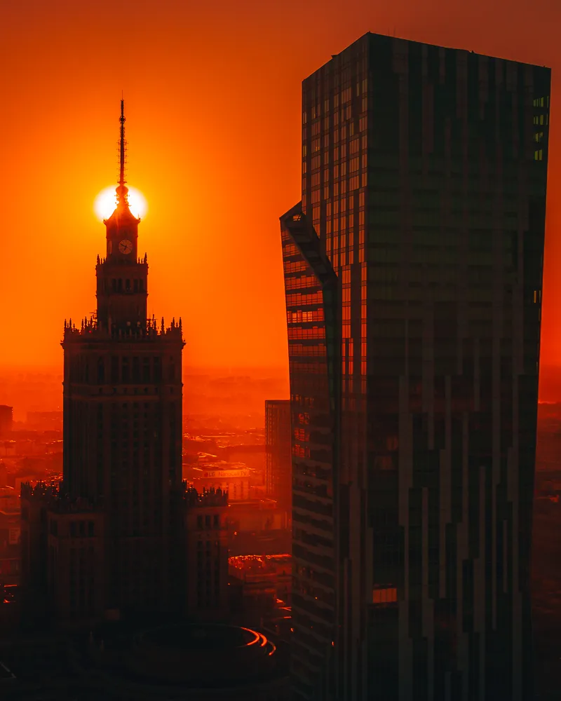 Złota 44 na tle centrum Warszawy — kadr 8