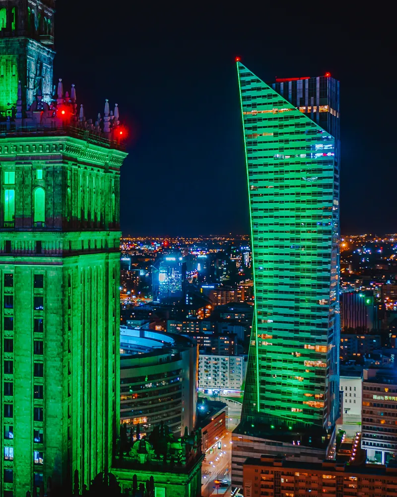 Złota 44 na tle centrum Warszawy — kadr 18
