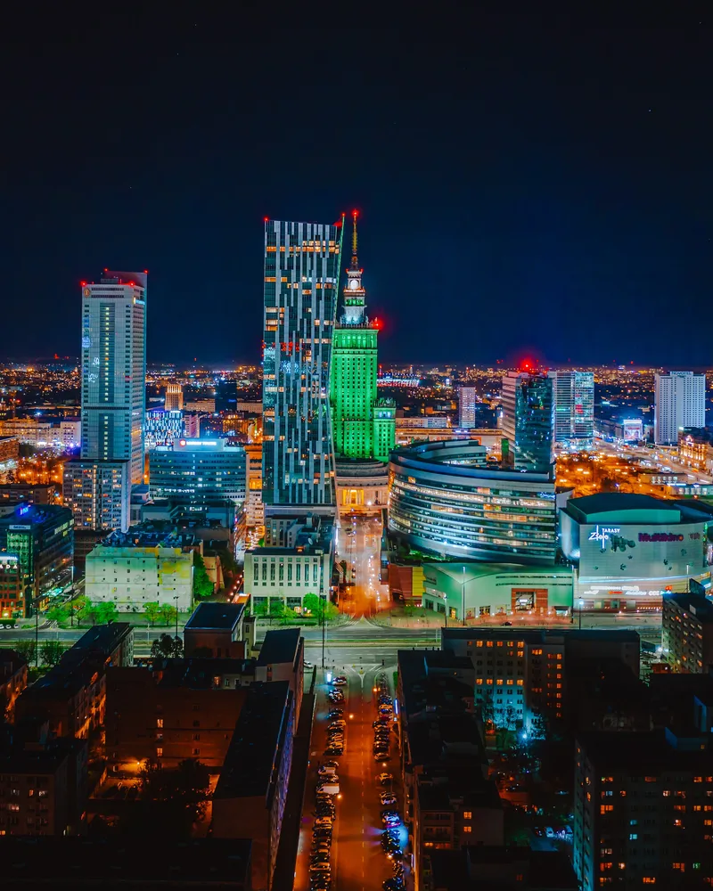 Złota 44 na tle centrum Warszawy — kadr 19